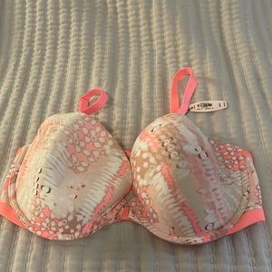 38DD NWT Victoria’s Secret Bra w/ front closure